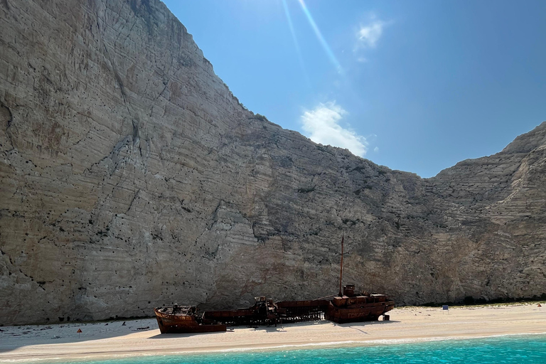 Zakynthos: Praia dos Naufrágios com Cavernas Azuis Excursão terrestre e marítimaExcursão em grupo