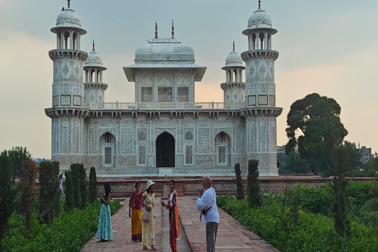 Visite privée du Taj Mahal, du Fort d'Agra et de Baby Taj sans file d'attenteCircuit avec chauffeur et guide uniquement