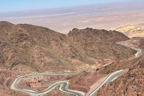 Transfer van het vliegveld of Amman naar Petra per full-size sedanTransfer van het vliegveld of Amman naar Petra per volledige minivan 7pax