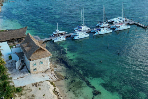 Isla Mujeres: Deluxe Catamaran Tour Isla Mujeres: Catamaran Tour Admission