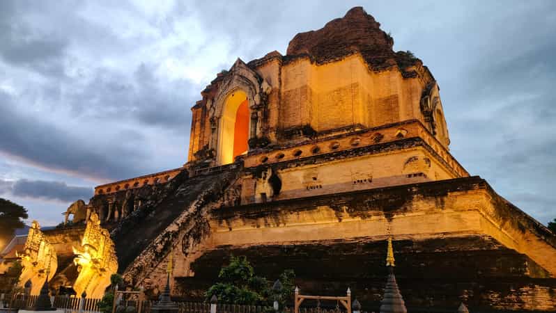 Chiang Mai: Tour a pie crepuscular por la Ciudad Vieja de Chiang Mai