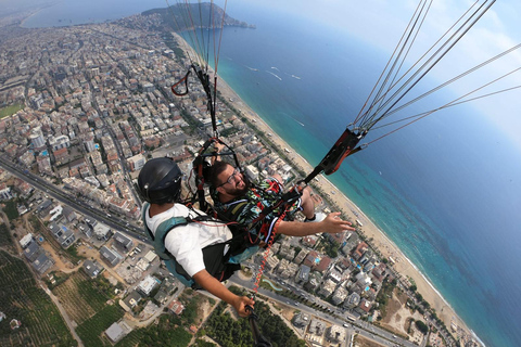 Alanya: Tandem skärmflygning upplevelse och flygning VideoAlanya:Skärmflygningsupplevelse Välkomnande på mötesplatsen