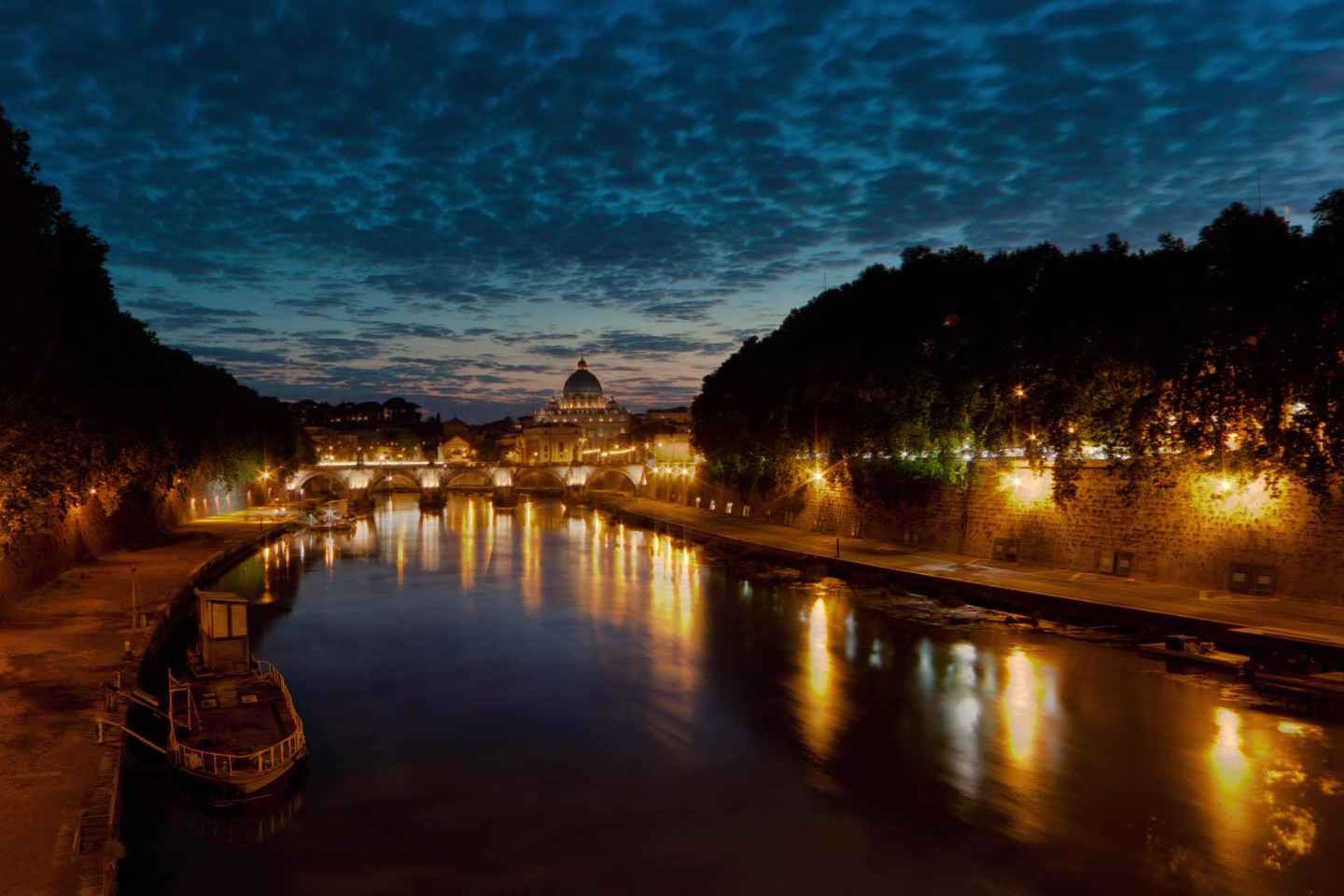 Rome: Chauffeured Tour by Night with Food Tasting and Wine