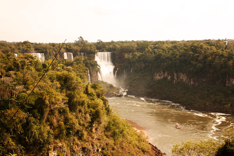 Cataratas do Iguaçu - lado brasileiro com o Macuco Safari Speed BoatDos hotéis de Puerto Iguazu