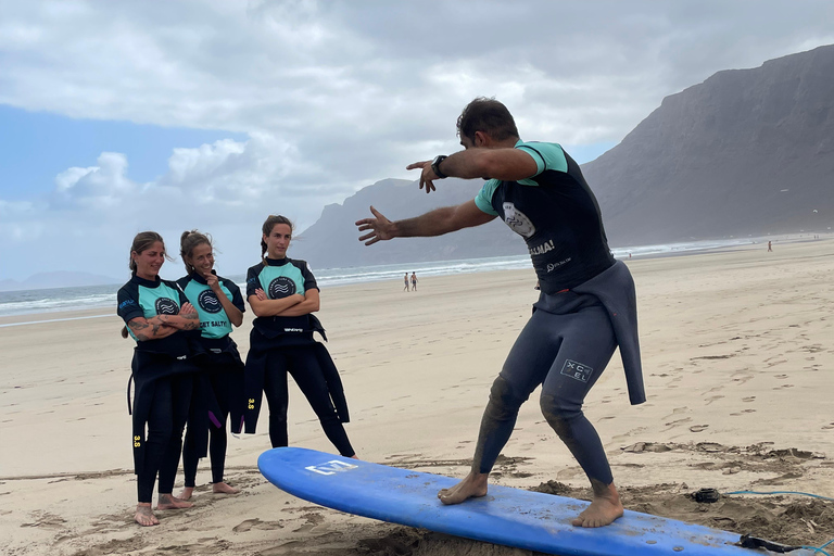 Famara, Lanzarote: surf lessons in small groups for beginners Famara: surf lessons for beginners in small groups