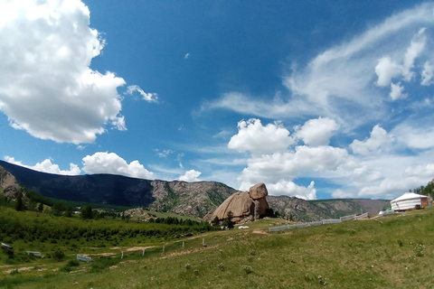 Depuis Oulan-Bator : statue de Gengis Khan et parc national de Terelj