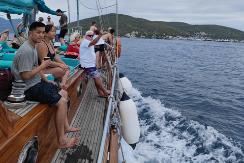 Athene: Agistri en Aegina Yacht Tour met Lunch & Zwemmen