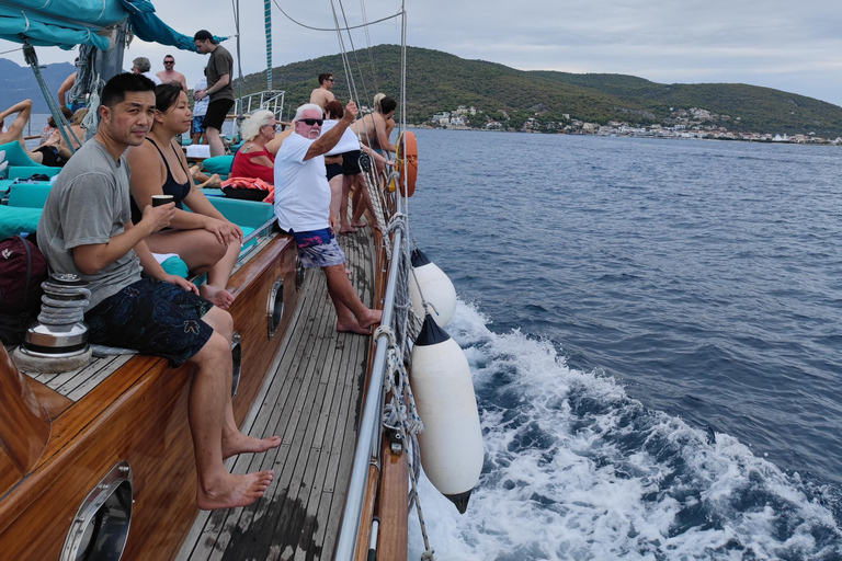 Athènes : Agistri et Aegina Yacht Tour avec déjeuner et baignade