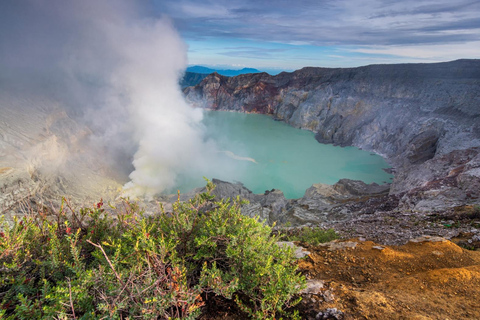 From Bali: Ijen Sunrise Tour & Breakfast at Local Restaurant