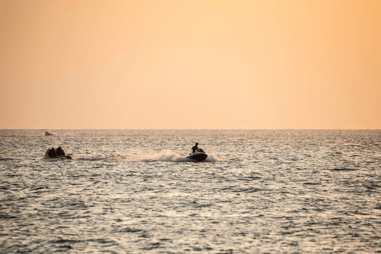 Langkawi: Aktivitäten am Strand von CenangParasailing auf dem Boot