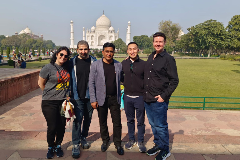 Rondleiding door de hoofdstad Mughal Agra met de auto.Taj Mahal en het fort van Agra.