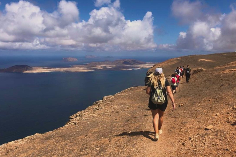 Lanzarote: tour de senderismo por el volcán norteTour Trekking Volcán Norte – Punto de Encuentro