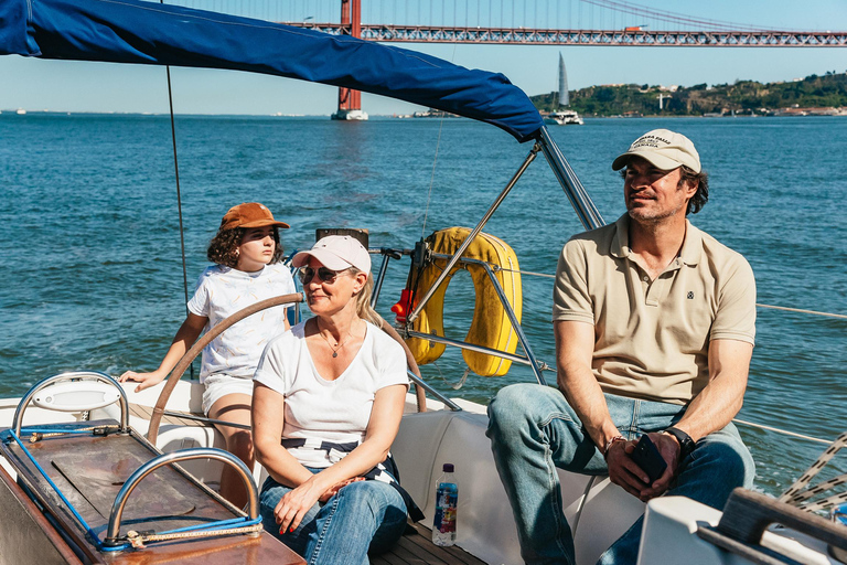 Lissabon: Stadssilhuett Segelbåtskryssning med drink och snacksDay Cruise på engelska