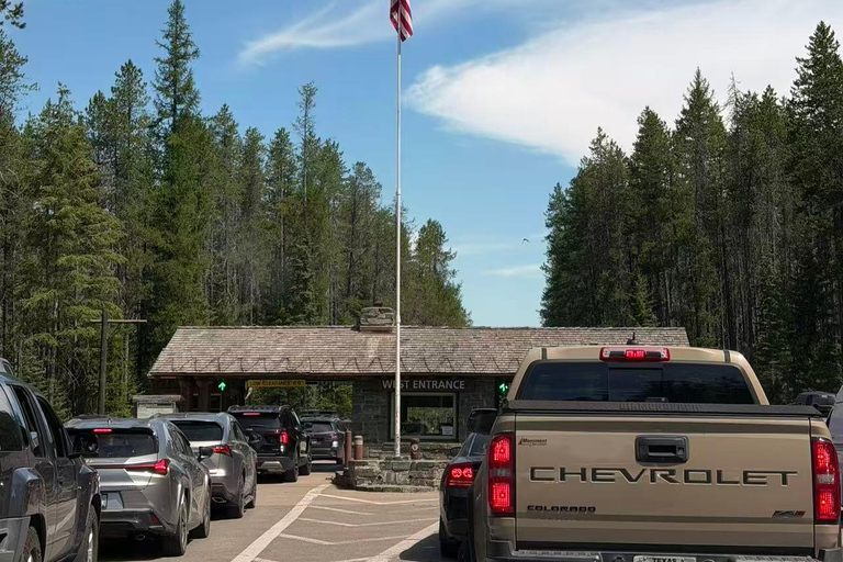 From Seattle: 3-Day Glacier National Park Tour with Guide