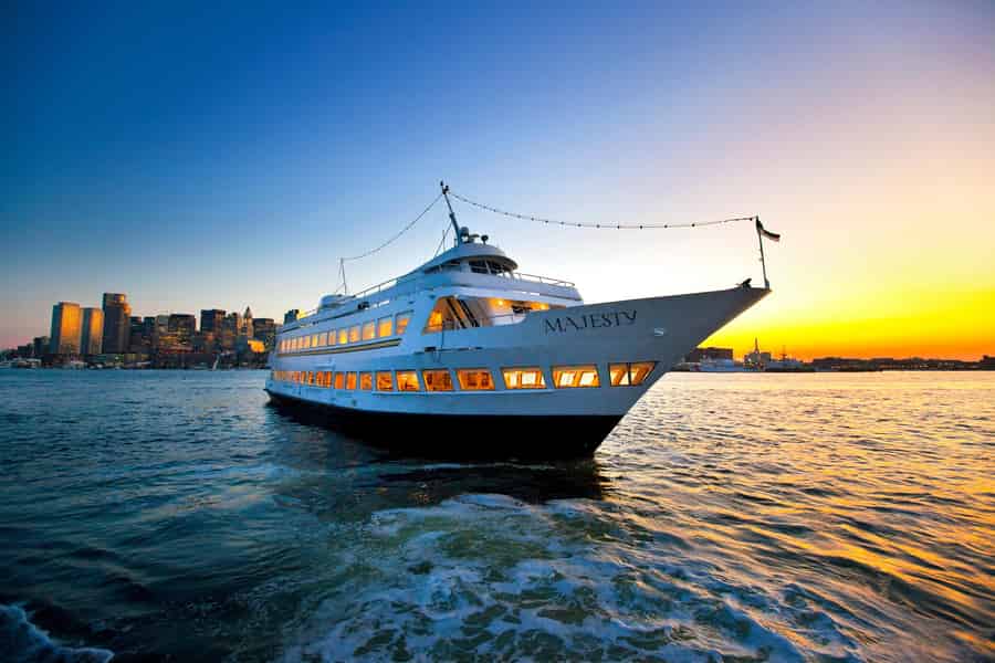 Stadtrundfahrten Baltimore: Dinner & Tanz Hafenrundfahrt. Foto: GetYourGuide