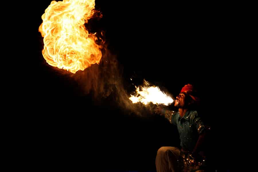 Marrakesch: Agafay Sonnenuntergangsdinner mit Musik & Feuershow. Foto: GetYourGuide Marrakesch: Agafay Sonnenuntergangsdinner mit Musik & Feuershow. Foto: GetYourGuide