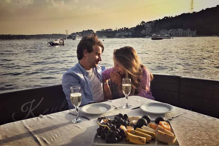 Privé Bosporus Dinner Cruise op een luxe jacht