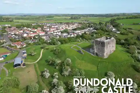 Dundonald Castle: Entry Ticket, Guided Tour & Light Lunch