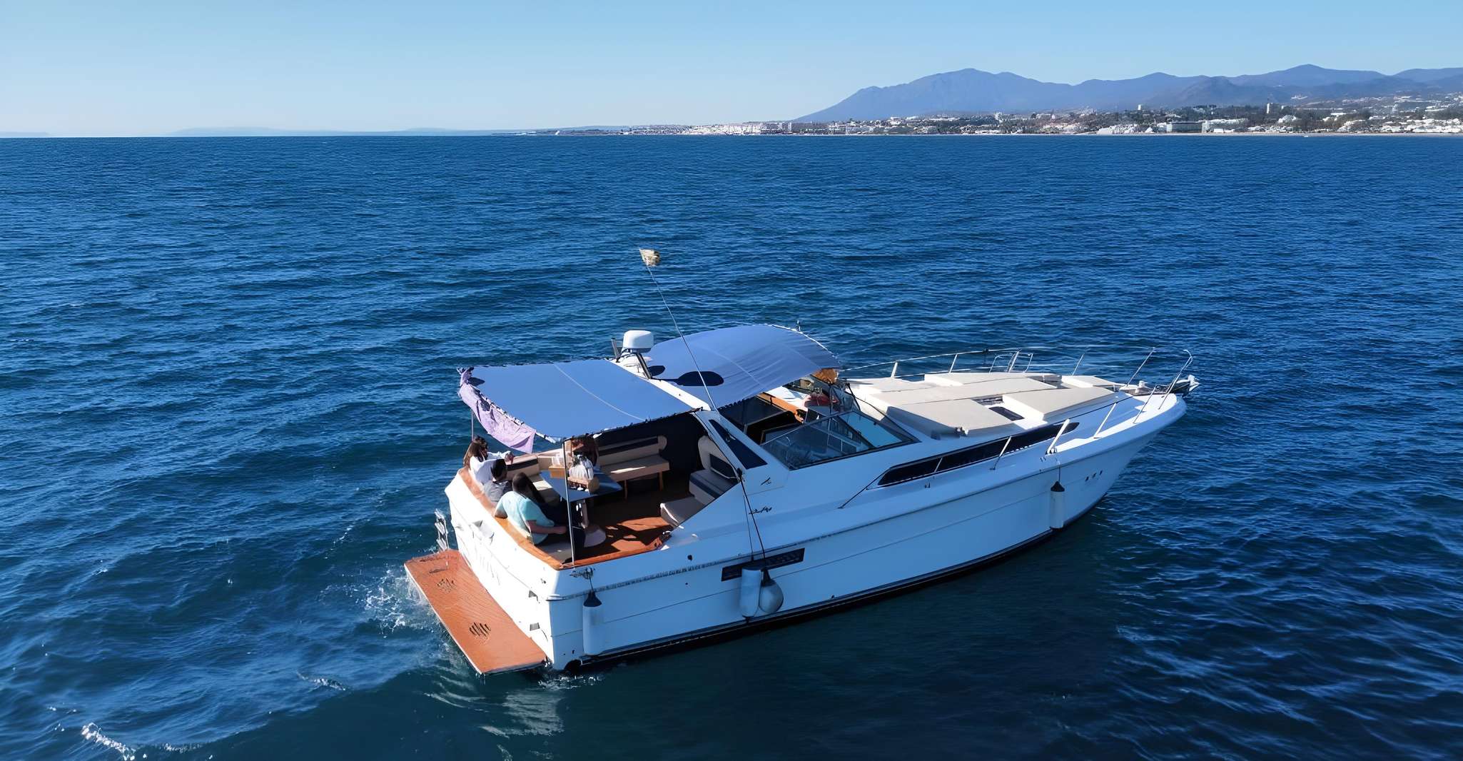 Paseo en yate con amplio solarium + avistamiento de delfines - Housity