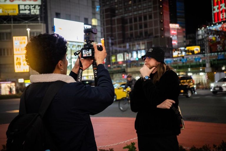 Tokyo: Shinjuku Neon Night Photo Tour