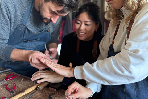 Brujas: Taller de fabricación de anillos de plata