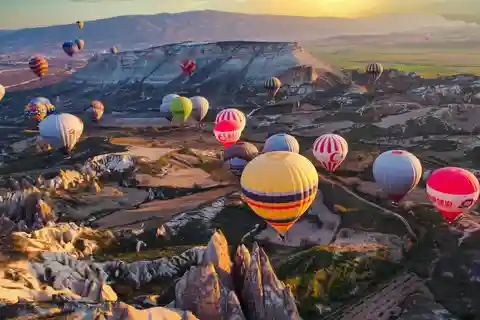 Capadócia: Balão de ar quente ao nascer do sol sobre as chaminés de fadas