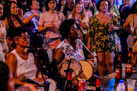 Rio de Janeiro: impreza samby w Pedra do Sal z caipirinhąRio de Janeiro: impreza samby Pedra do Sal z caipirinhas