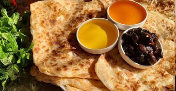 Atelier de préparation de msemmen marocains traditionnels avec une famille locale