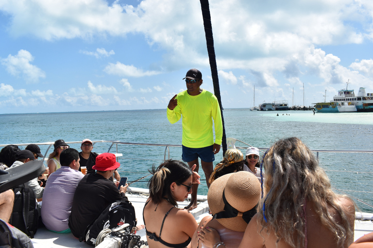 Cancún: Bezoek Isla Mujeres in een Catamarantocht voor alleen volwassenenTour vanuit Playa del Carmen