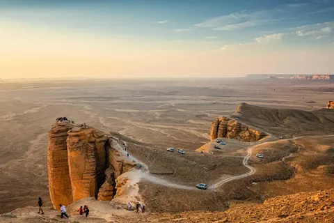 Riyadh: Edge Of The World, Fledermaushöhle mit dem Geländewagen und Camp Dinner