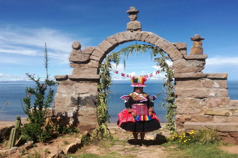 Lake Titicaca (Puno): Full-Day Tour to the Uros and Taquile Islands with Beach