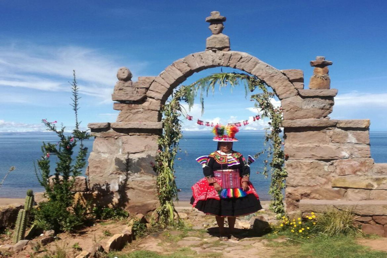 Lake Titicaca (Puno): Full-Day Tour to the Uros and Taquile Islands with Beach