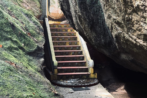 From Colombo: Gampaha District Temples & Jungle Hike Tour