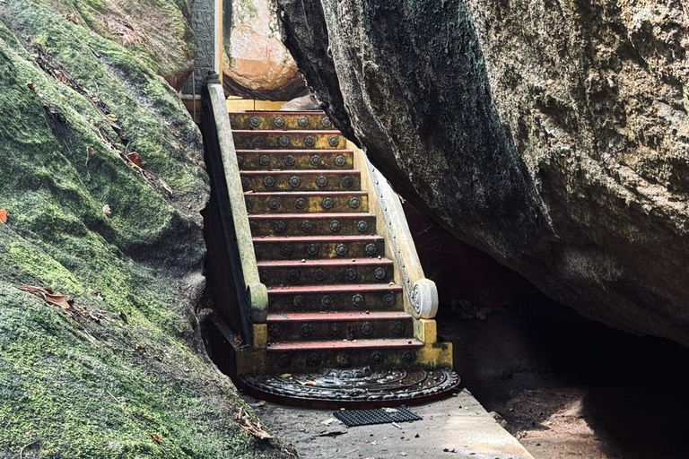 From Colombo: Gampaha District Temples & Jungle Hike Tour
