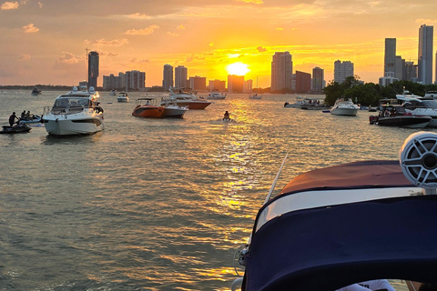 Yacht cruise Biscayne Bay, Miami Beach and Sand bar. 42Ft Yacht cruice Biscayne Bay, Miami Beach and Sand bar