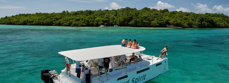 Découverte privée du lagon sud-est en catamaran à moteur