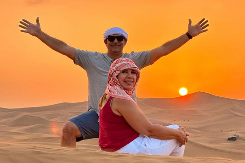 Safári no deserto ao pôr do sol com passeio de camelo e sandboard