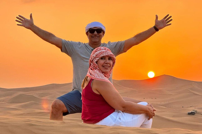 Safári no deserto ao pôr do sol com passeio de camelo e sandboard