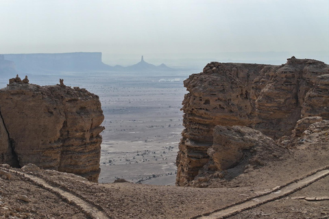 From Riyadh: Edge of the World and Darb Al-Manjoor Adventure