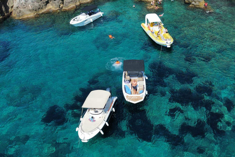 Marina Frapa : Sortie en bateau vers 7 grottes avec boissons et plongée avec masque et tubaMarina Frapa : sortie en bateau dans 7 grottes avec boissons et plongée