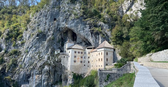 Von Zagreb aus: Ljubljana, Postojna-Höhle & Predjama mit Ticket