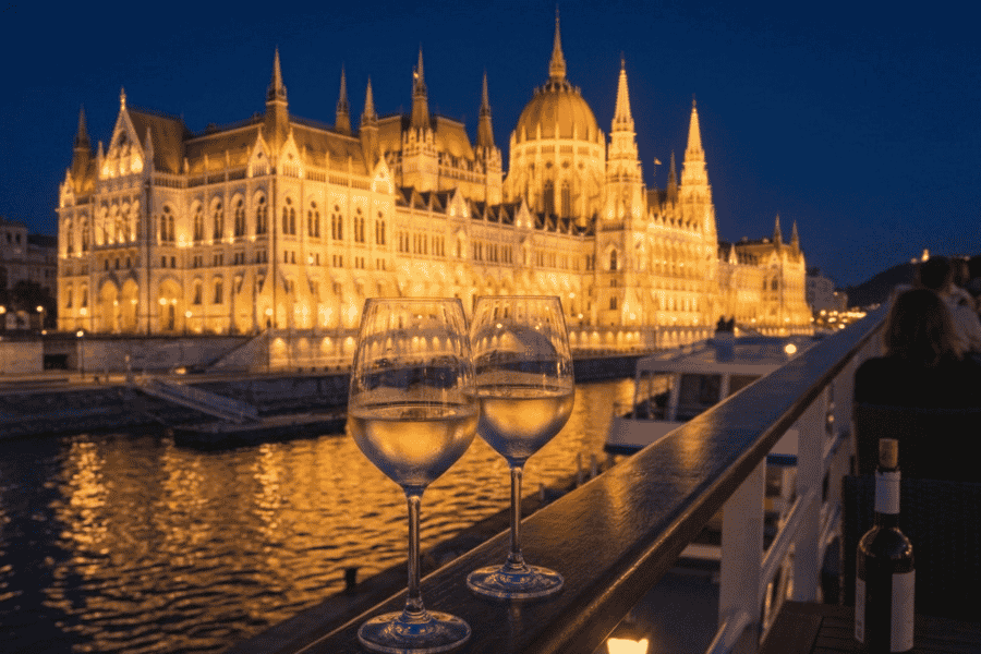 Abendliche Bootsfahrt in Budapest mit unbegrenzt Prosecco, Wein und Bier. Foto: GetYourGuide