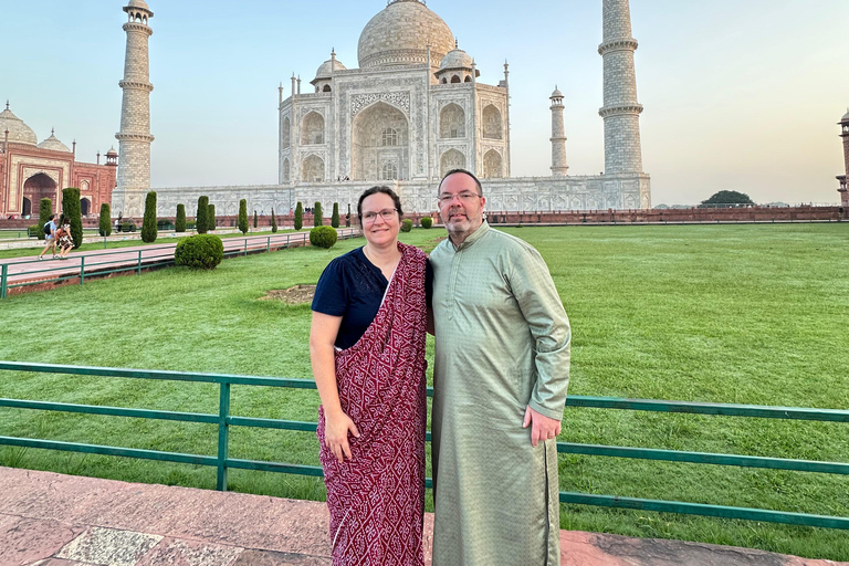 Delhi : excursion de 5 jours dans le Triangle d&#039;Or avec un guide germanophoneExcursion de 5 jours avec hébergement dans des hôtels 4 étoiles