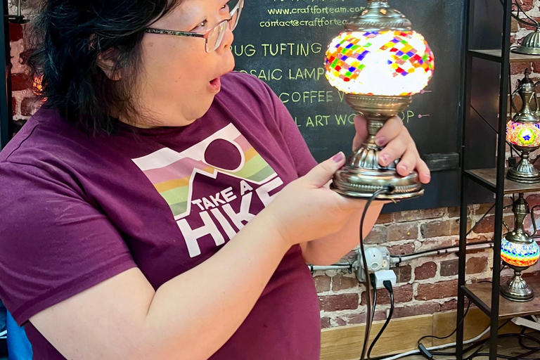 San Jose: laboratorio di lampade a mosaico turcheSan Jose: Laboratorio di lampade a mosaico turche