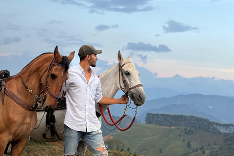 Medellín : excursion à cheval à Caldas avec boissonsMedellín : excursion équestre à Caldas avec boissons