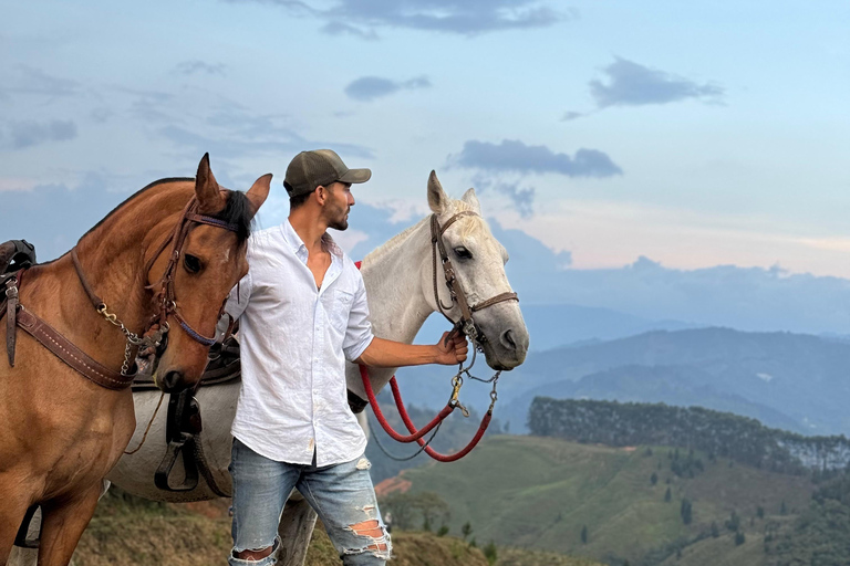 Medellín : excursion à cheval à Caldas avec boissonsMedellín : excursion équestre à Caldas avec boissons