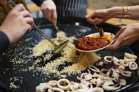 Barcelona: Clase de cocina de paella de marisco y mercado de la Boquería