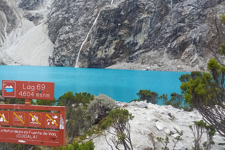 Huaraz: Laguna 69 Guided Hike in Huascarán National Park