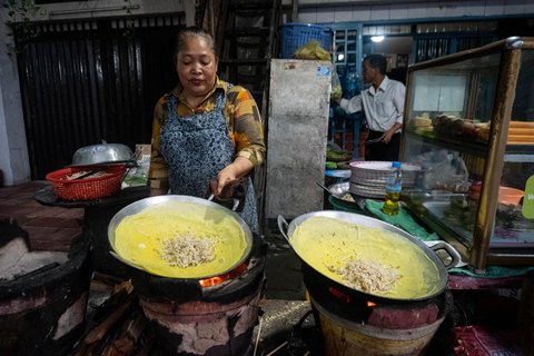 Phnom Penh: Mercado matinal e excursão gastronómica de Vespa