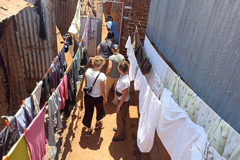 Visite du bidonville de Kibera avec un entrepreneur social local.